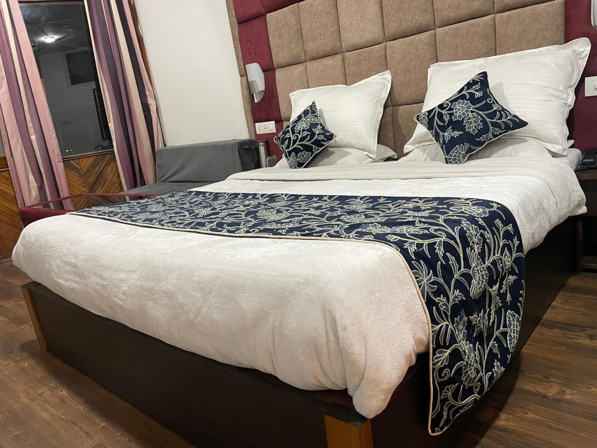 Hotel Senorita Srīnagar Kültér fotó