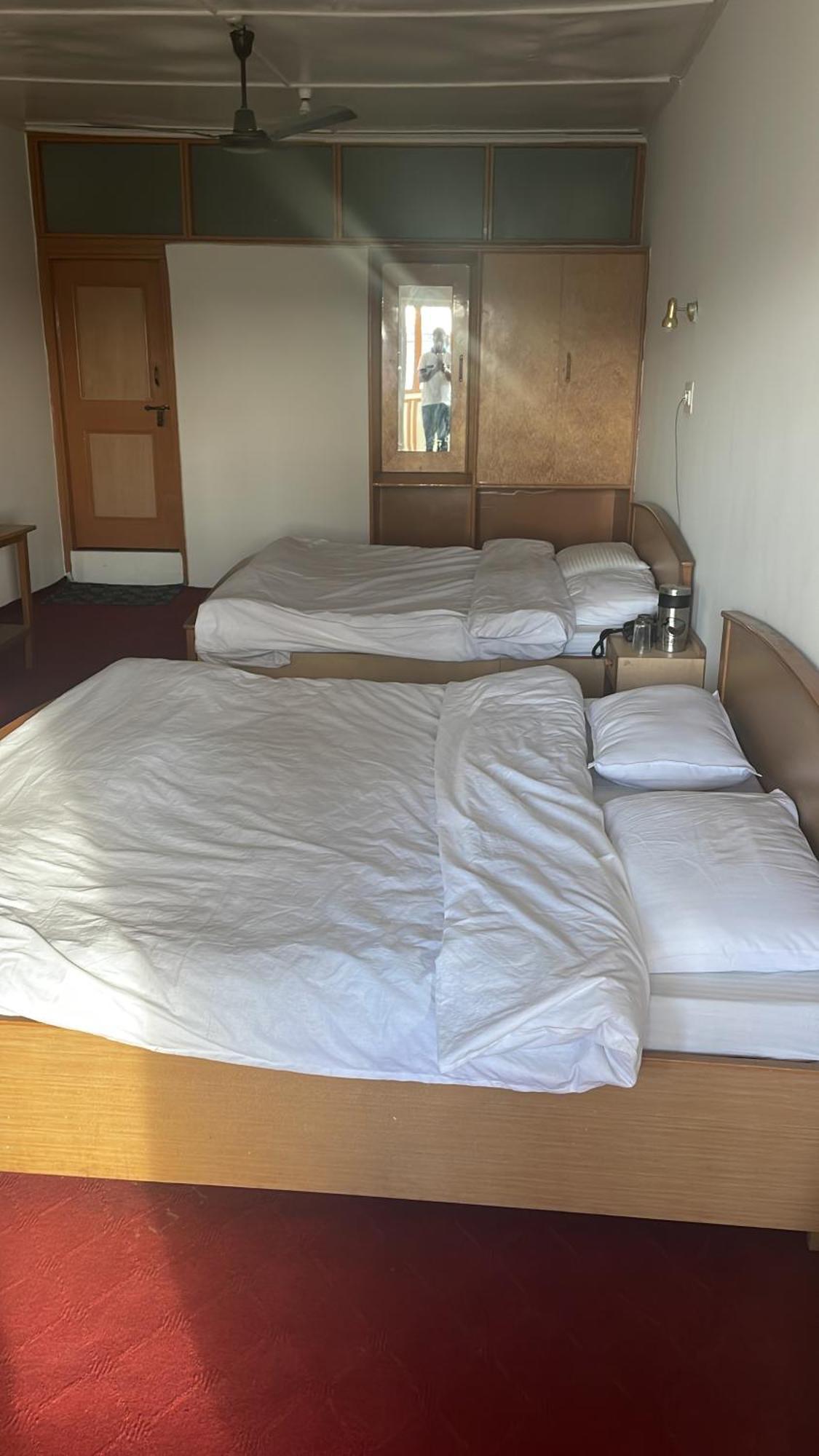 Hotel Senorita Srīnagar Kültér fotó