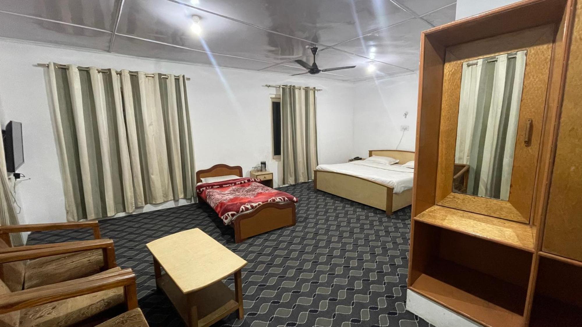 Hotel Senorita Srīnagar Kültér fotó
