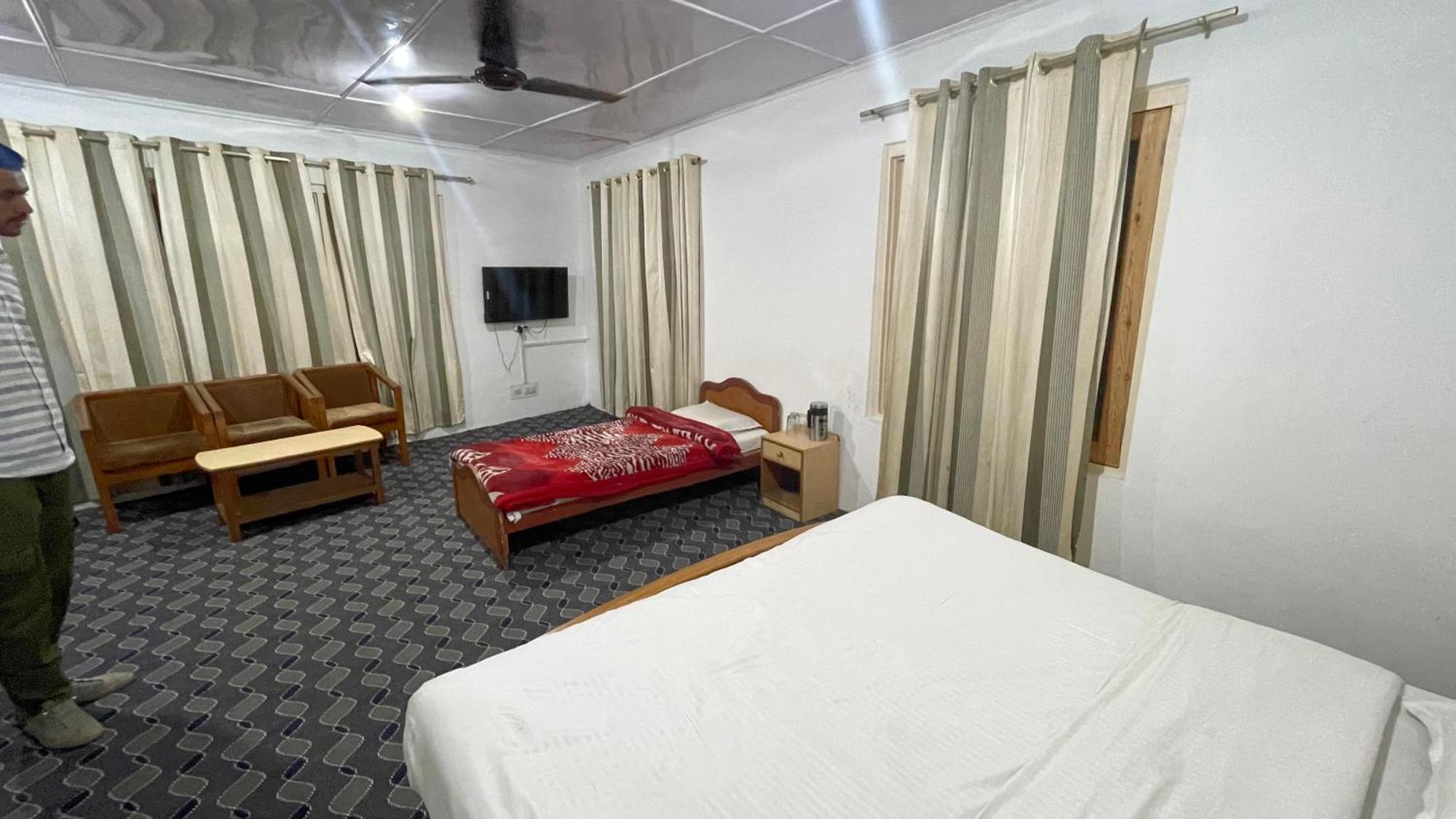 Hotel Senorita Srīnagar Kültér fotó